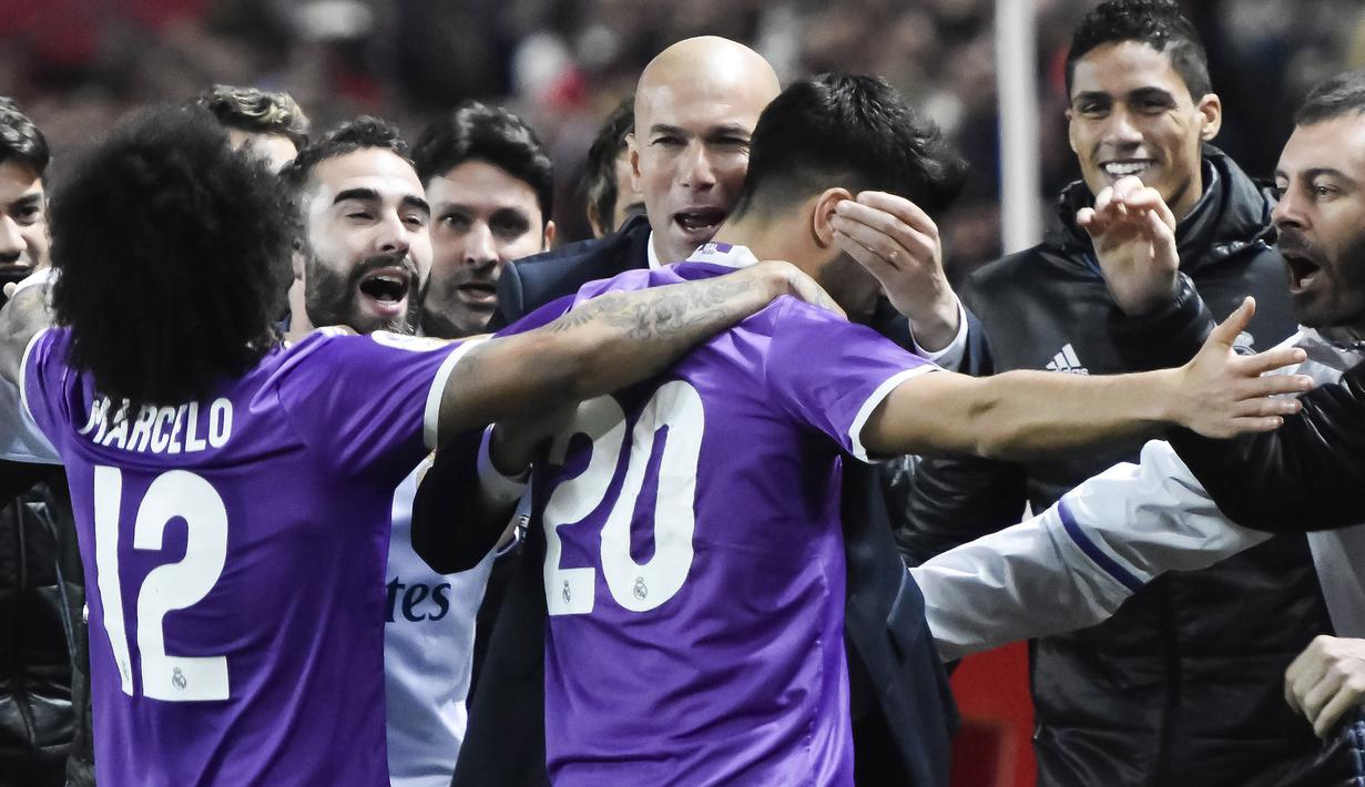 Ekspresi para pemain dan official Real Madrid merayakan gol Marcos Asensio saat melawan Sevilla pada laga Copa Del Rey di Ramon Sanchez Pizjuan stadium, Seville (12/1/2017). real Madird bermain imbang 3-3. (EPA/Raul Caro)