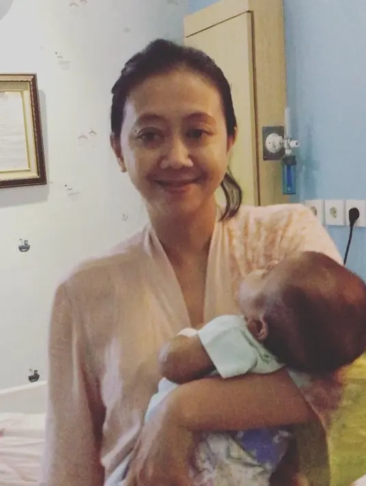 "Tapi pekan depan kami mau periksa apakah benar pemeriksaannya lagi enggak. Karena sangat jarang sekali, mungkin di Indonesia baru Ibran yang cuma (terkena) matanya saja, tetapi tidak ada gangguan lain," ujar Asri Welas. (Instagram/asri_welas)