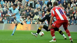 Robinho yang telah pensiun pada Oktober 2020 bersama klub masa kecilnya, Santos menjadi pemain Brasil kedua yang sukses mencetak hattrick di Premier League. Satu setengah musim berlaga di Premier League bersama Manchester City mulai awal musim 2008/2009 hingga tengah musim 2009/2010, ia total bermain dalam 41 laga dengan torehan 14 gol dan 8 assist, termasuk 1 kali hattrick yang dicetak pada pekan ke-9 musim 2007/2008 saat Man City menang 3-0 atas Stoke City (26/10/2008). (AFP/Andrew Yates)