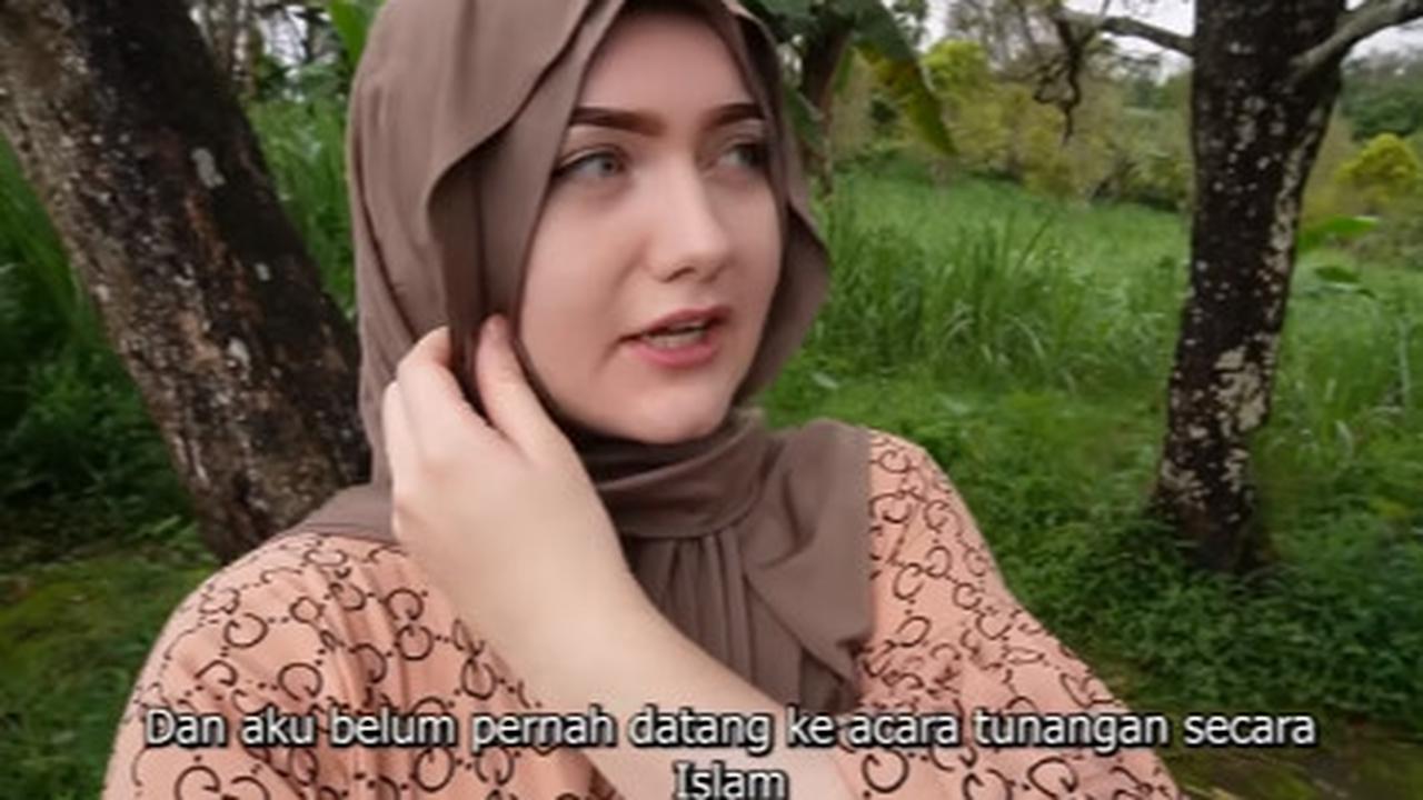 Baru Pertama Kali Selama Hidup, Bule Cantik Mualaf dari Amerika Ini Saksikan Acara Tunangan
