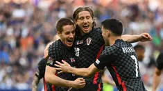 Gelandang Kroasia Luka Modric (tengah) berselebrasi dengan rekan satu timnya usai mencetak gol lewat titik penalti ke gawang Prancis pada laga keempat Grup A1 UEFA Nations League 2022/2023 di Stade de France di Saint-Denis, di Paris, Selasa (14/6/2022). Kroasia menang tipis atas Prancis 1-0.  (AFP/Franck Fife)