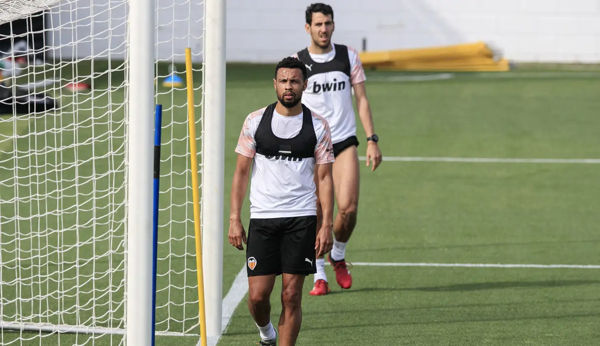 Pemain Valencia, Francis Coquelin, ketika mengikut sesi latihan di Paterna Sports City, Paterna, Minggu (10/5/2020). Sejumlah klub di Spanyol memulai latihan seiring rencana akan kembali bergulirnya kompetisi La Liga musim ini. (AFP/Valencia CF/Lazaro De La Pena)