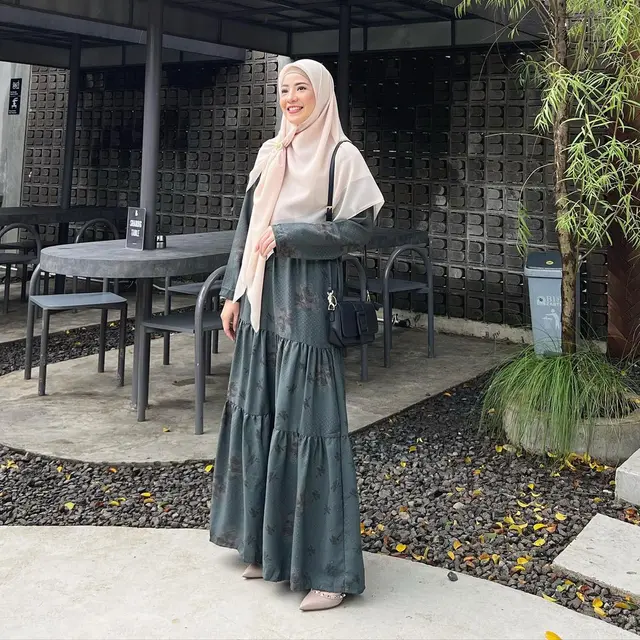 6 Inspirasi Gaya Hijab Syar’i ala Natasha Rizky yang Teduh Menawan