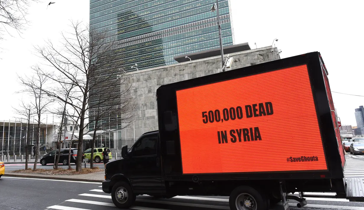 Sebuah tulisan bertema kepedulian untuk Suriah pada mobil box yang mengelilingi gedung PBB di New York (22/2). Kampanye kemanusian untuk Suriah ini dilakukan jelang pemilihan Dewan Keamanan PBB di New York. (AFP Photo/Timothy A. Clary)