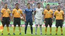 Kapten baru Arema FC, Dendi Santoso, foto bersama kapten PSIS dan wasit sebelum laga uji coba di Stadion Gajayana, Malang, Kamis (4/1/2018). Arema FC menang 5-3 atas PSIS. (Bola.com/Iwan Setiawan)