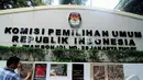 Aneka macam gambar dan poster ditempel di depan kantor KPU. Poster tersebut berisi tentang penolakan terhadap militerisme di Indonesia, Jakarta, Senin (7/7/2014) (Liputan6.com/Faizal Fanani)