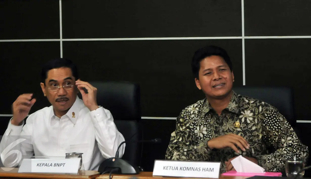 Kepala BNPT Komjen Suhardi Alius didampingi Ketua Komnas HAM, Imdadun Rahmat memberi keterangan usai melakukan pertemuan di kantor Komnas HAM, Jakarta, Rabu (3/8). Pertemuan tersebut membahas penanggulangan terorisme dan HAM. (Liputan6.com/Johan Tallo)