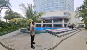 Polisi olah TKP bocah 4 tahun tewas tenggelam di kolam renang Hotel Swiss-Bel Bandar Lampung. (Liputan6.com/ Dok Ist).