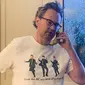 Matthew Perry dengan kaus merchandise serial Friends. (dok. Instagram @mattyperry4/https://www.instagram.com/p/CIY9KrKLBBt/)