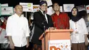 Mendikbud Anies Baswedan (kedua kiri) bersama Kepala Staf Kepresidenan Teten Masduki (kiri) menekan tombol penyalaan pelita sebagai tanda pembukaan Pesta Pendidikan di Tugu Monas, Jakarta, Minggu (1/5). (Liputan6.com/Herman Zakharia)