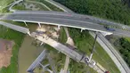 Kondisi jalan layang terlihat dari atas yang ambruk di Heyuan, Guangdong, China, (19/6/2015). setidaknya empat kendaraan ikut terjatuh dan satu orang tewas dan empat luka-luka. (REUTERS/Stringer)