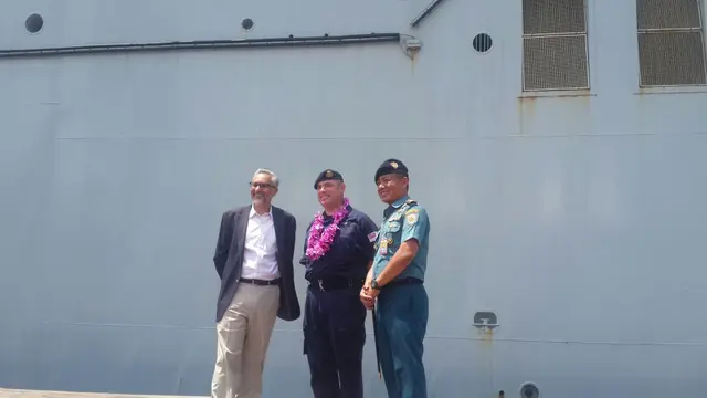 (kiri ke kanan) Dubes Inggris untuk RI Moazzam Malik, Kapten HMS Albion (Kol. AL) Tim Neild, Dansatrol Lantamal III Jakarta Kolonel Laut (P) Salim kala menyambut kedatangan HMS Albion di Tanjung Priok (22/4) (Rizki Akbar Hasan/Liputan6.com)