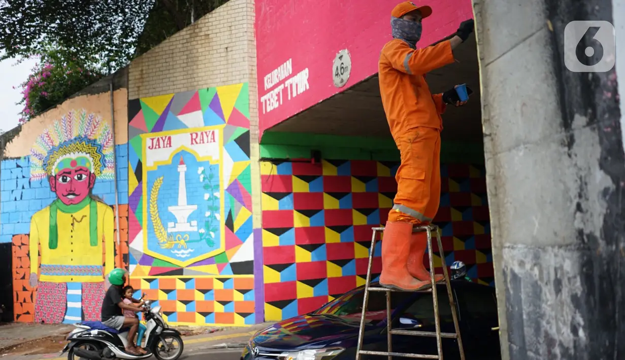 Petugas Penanganan Prasarana dan Sarana Umum (PPSU) Kelurahan Tebet Timur mempercantik tembok kolong jembatan Stasiun Kereta Api Cawang dengan membuat mural bernuansa kemerdekaan di Jakarta, Rabu (12/8/2020). Pembuatan mural untuk menyambut HUT ke-75 Kemerdekaan RI. (Liputan6.com/Immanuel Antonius)