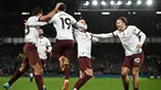 Striker Manchester City #19 Julian Alvarez (kedua kiri) berselebrasi dengan rekan setimnya setelah mencetak gol ke gawang Everton dalam laga Premier League 2023/2024 pekan 19 di Goodison Park, Kamis (28/12/2023) dini hari WIB. (Paul ELLIS / AFP)