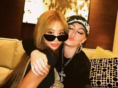 Penyanyi Agnez Mo mengunggah fotonya bersama penyanyi Korea Selatan, Jessi, pada 29 Agustus 2022. (Instagram/agnezmo)
