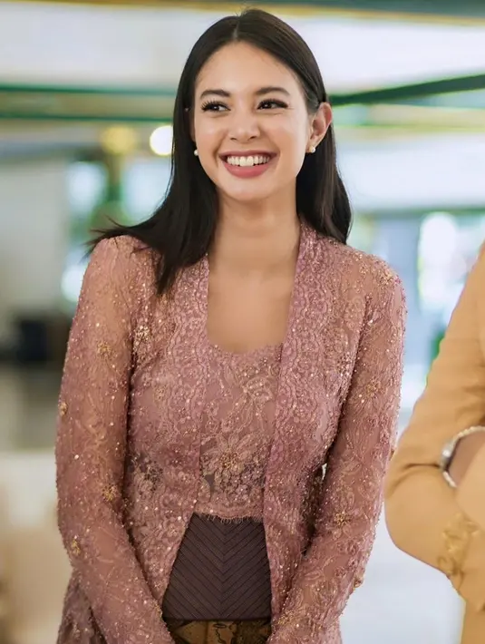 Di kesempatan itu, Aurelie tampil ayu dalam balutan kebaya kutubaru berwarna pink. [@aurelie/@djanjisoetji.photography]