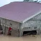 Sebuah rumah di Desa Torue, Kabupaten Parigi Moutong, Sulteng, rusak diterjang banjir bandang. Banjir terjadi kerena hujan turun membuat air sungai meluap dan melimpas ke permukiman warga. (Liputan6.com/ Ist)&nbsp;