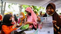 Warga Surabaya menerima BLT minyak goreng. (Dian Kurniawan/Liputan6.com).