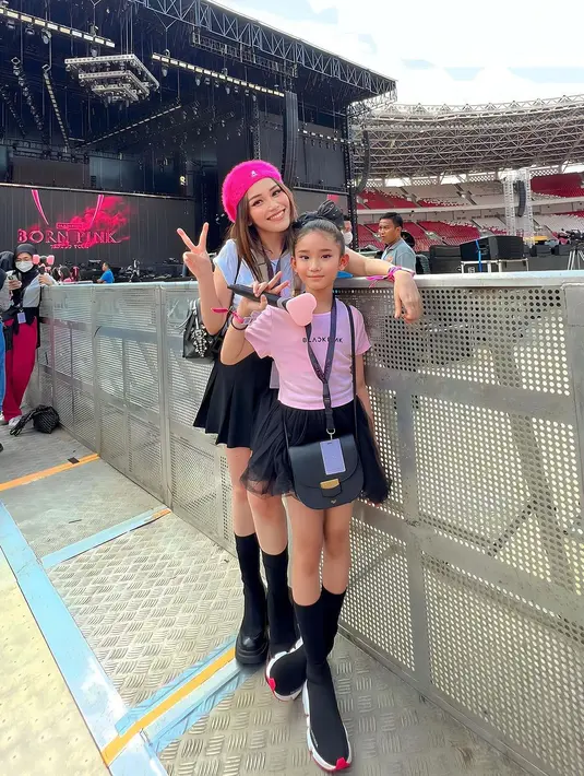 Di konser BLACKPINK, Ayu Ting-Ting dan Bilqis tampil seperti BLINK yang seumuran dengan rok mini. Bahkan keduanya juga kompak kenakan high socks dan platform shoes [@ayutingting92]