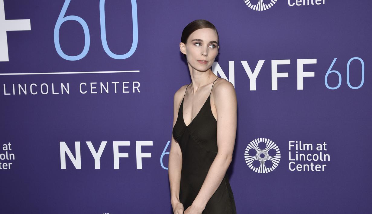 Aktris Rooney Mara berpose saat menghadiri pemutaran perdana "Women Talking" selama Festival Film New York ke-60 di Alice Tully Hall di New York pada Senin, 10 Oktober 2022. Mara tampil cantik mengenakan gaun hitam dengan tali tipis yang menutupi lututnya, memperlihatkan sebagian besar kakinya yang panjang. (Photo by Evan Agostini/Invision/AP)