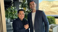 Ketua umum PSSI, Erick Thohir bersalaman dengan kiper Inter Milan berdarah Indonesia, Emil Audero Mulyadi. (Instagam/Erick Thohir)