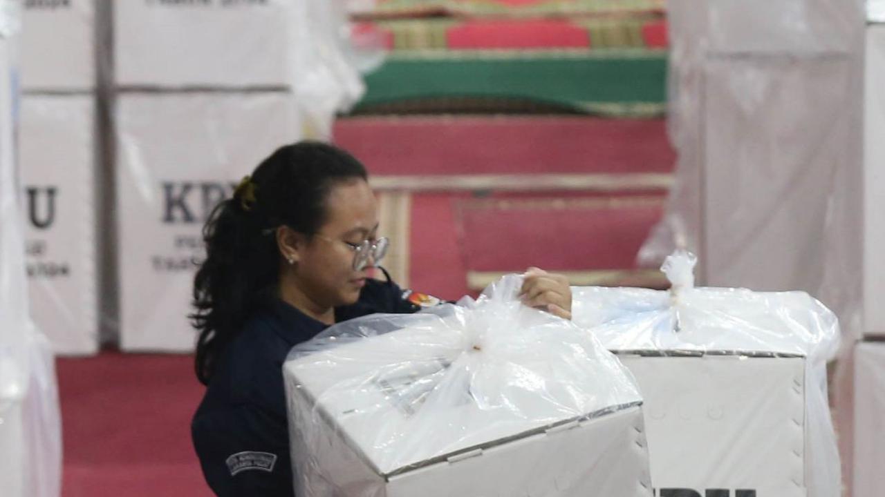 Salah satunya wilayah Jakarta Pusat mulai sibuk mendistribusikan logistik KPU yang terdiri dari kotak suara hingga surat suara Pemilu 2024. Foto: merdeka.com / Imam Buhori<br>