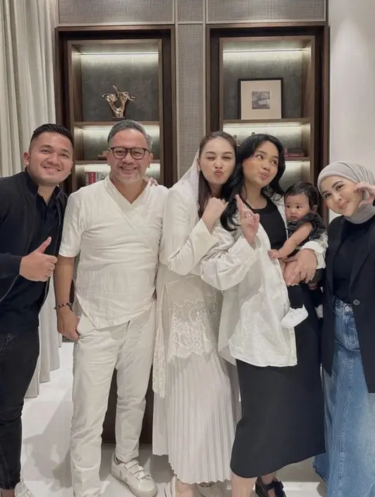 Makeup sederhana membuat tampilannya begitu memikat. [Foto: Instagram/ Mona Ratuliu]