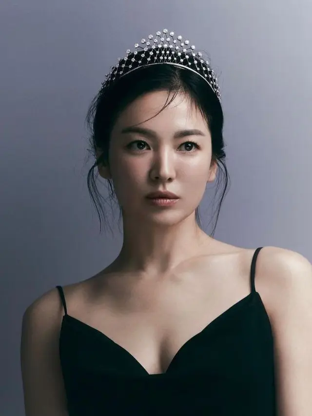 Song Hye Kyo Pancarkan Keanggunan Bak Ratu di Pemotretan Terbaru, Pakai Mahkota Senilai Rp6 M