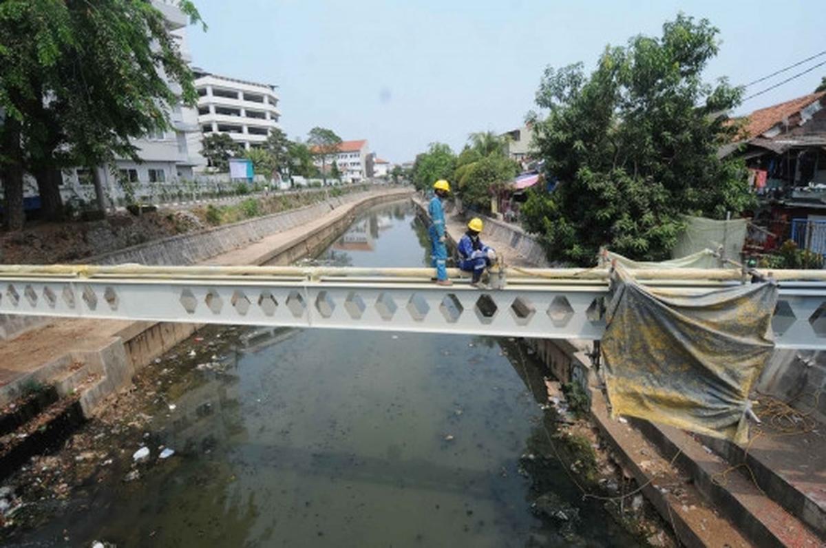 Melihat penggantian pipa gas PGN di atas sungai