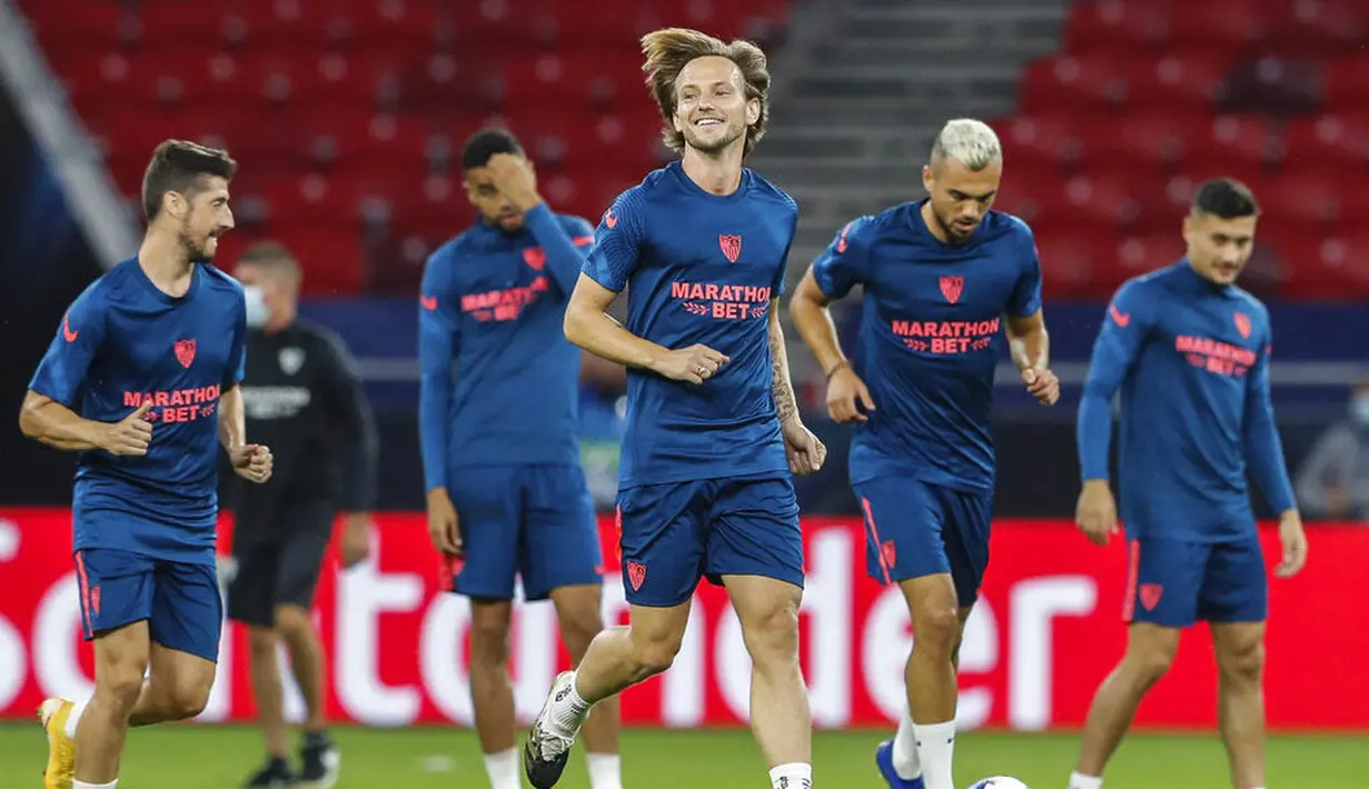 Pemain Sevilla, Ivan Rakitic, melakukan latihan jelang laga Piala Super Eropa di Puskas Arena, Hungaria, Kamis (24/9/2020). Sevilla akan berhadapan dengan Bayern Munchen. (Bernadett Szabo/Pool via AP)