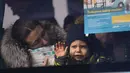 Seorang anak yang melarikan diri dari Ukraina melihat keluar dari jendela bus usai melintasi perbatasan di Vysne Nemecke, Slovakia, 3 Maret 2022. Badan pengungsi PBB, UNHCR pada Kamis (3/3) melaporkan 1 juta orang telah meninggalkan Ukraina sejak invasi Rusia sepekan lalu. (AP Photo Darko Vojinovic)