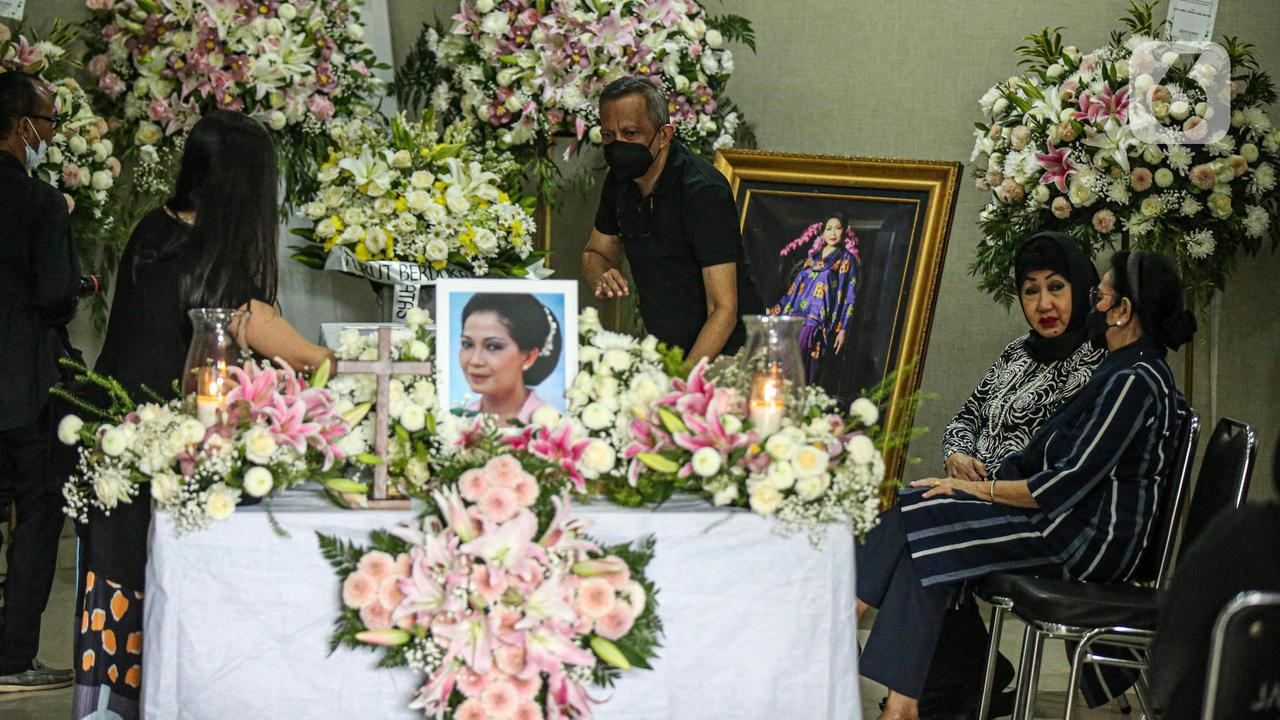 Suasana Persemayaman Jenazah Rima Melati