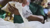 Kenaikan harga gula juga terjadi di berbagai wilayah di seluruh Indonesia dan juga beberapa negara lain karena dampak fenomena panas ekstrem El Nino yang tak kunjung berkesudahan. (Liputan6.com/Angga Yuniar)