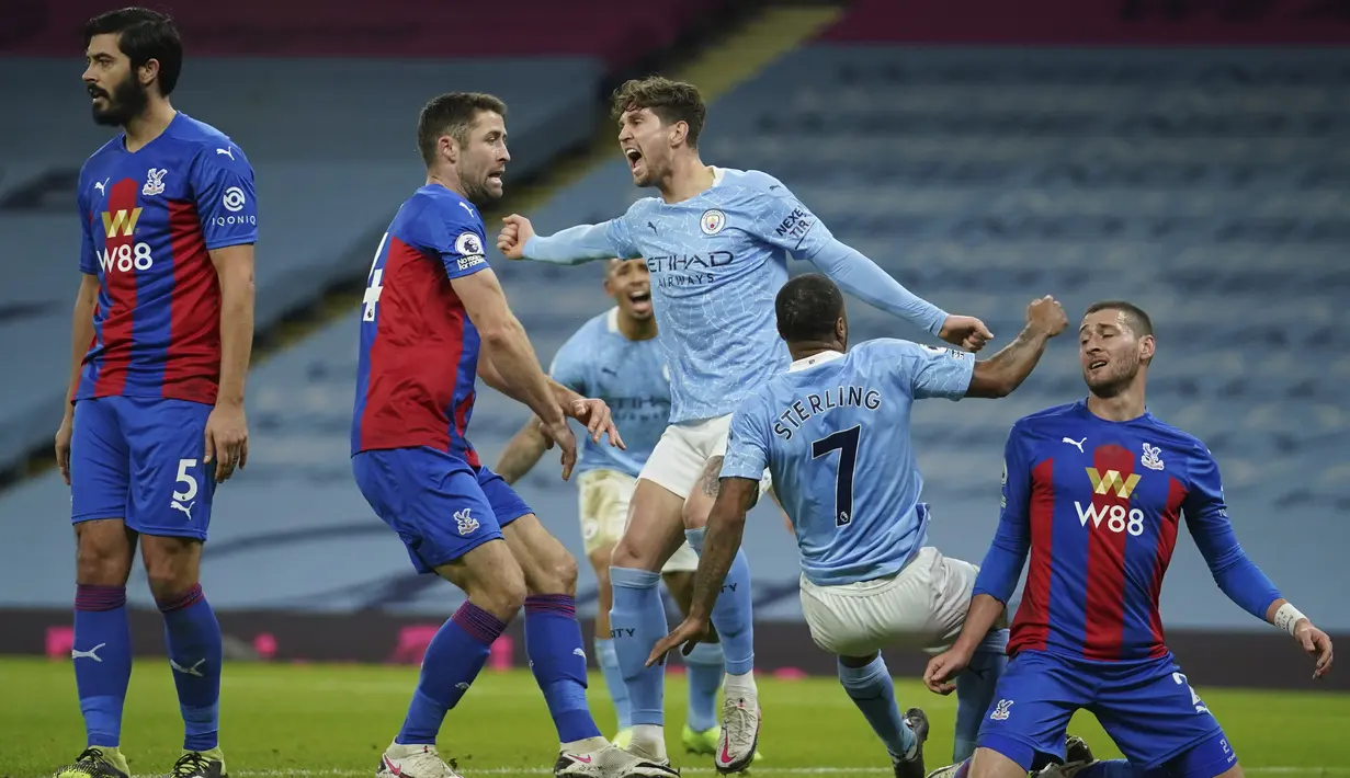 Bek Manchester City, John Stones (tengah) berselebrasi usai mencetak gol ke gawang Crystal Palace pada pertandingan lanjutan Liga Inggris di Stadion Etihad, Senin (18/1/2021). Stones mencetak dua gol dan mengantar City menang telak atas Crystal Palace 4-0. (AP Photo/Dave Thompson, Pool)