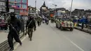 Pasukan Special Operation Group (SOG) berpatroli di sepanjang jalan selama pencarian acak pejalan kaki di Srinagar, kota terbesar di Kashmir, Jumat (21/1/2022). Peningkatan keamanan dilakukan menjelang Hari Republik India pada 26 Januari mendatang. (TAUSEEF MUSTAFA / AFP)