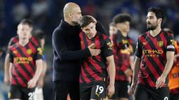 Pelatih Manchester City, Pep Guardiola, berusaha menenangkan pemainnya setelah ditahan imbang Brighton and Hove Albion pada laga Liga Inggris di Stadion AMEX, Rabu (24/5/2023). Kedua tim bermain imbang 1-1. (AP Photo/Kirsty Wigglesworth)