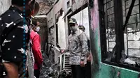 Gubernur DKI Jakarta Anies Baswedan menyambangi lokasi kebakaran yang menewaskan 10 warga di Matraman. (Dok: Instagram @aniesbaswedan)