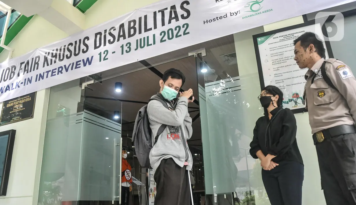 Penyandang tunanetra menggunakan smartphone saat mengikuti walk in interview Job Fair Khusus Disabilitas di Gedung Pusat Pasar Kerja, Kemnaker, Jakarta, Rabu (13/7/2022). Job fair ini bertujuan untuk membantu penyandang disabilitas mendapatkan pekerjaan sesuai dengan bakat, minat, kemampuan, dan jenis disabilitasnya. (merdeka.com/Iqbal S. Nugroho)