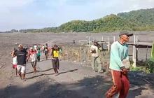 Protes Ada Tambang Pasir, Warga Sekampung di Lumajang Cor Jalan