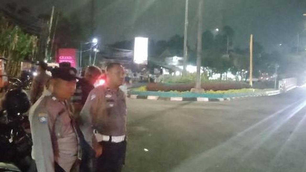 Pengguna jalan yang melintasi jalan penghubung menuju Pamulang, Ciputat dan BSD itu ramai-ramai mencibir hajatan memanfaatkan fasilitas umum.