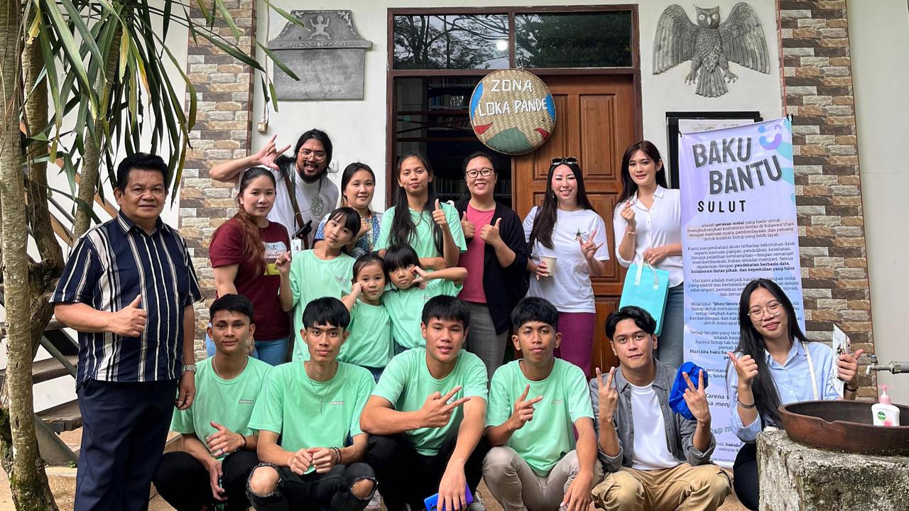 Krisan Valerie Sangari (paling kanan belakang) bersama rekan Baku Bantu Sulut dan anak-anak di panti asuhan (Istimewa)