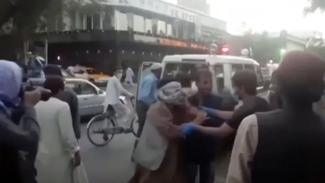Ledakan Bom Bunuh Diri Terjadi di Luar Bandara Kabul