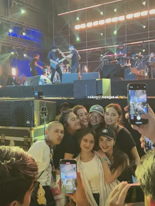 Syifa Hadju dan Tissa Biani terlihat bergaya kasual dengan ciri khas-nya masing-masing.  [Foto: Instagram/ Syifa Hadju]