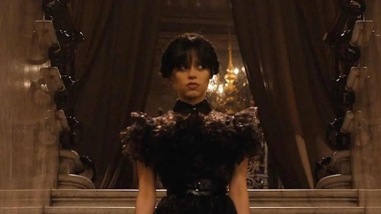 Gaya Pakaian Serba Hitam Jenna Ortega Jadi Remaja Aneh di Series Wednesday