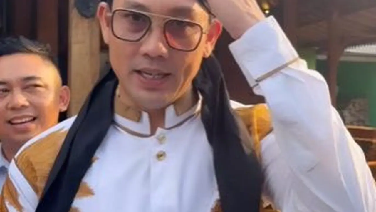 Pakai Peci dan Baju Koko, Ini 7 Momen Denny Sumargo Berkunjung ke Pesantren Gus Miftah