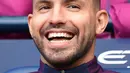 Sergio Aguero tertawa di bangku cadangan saat pertandingan melawan Stoke City di Liga Inggris di Stadion Etihad di Manchester, (14/10). Saat menuju pulang ke Manchester, taksi yang ditumpangi mengalami kecelakaan.  (AFP Photo/Oli Scarff)