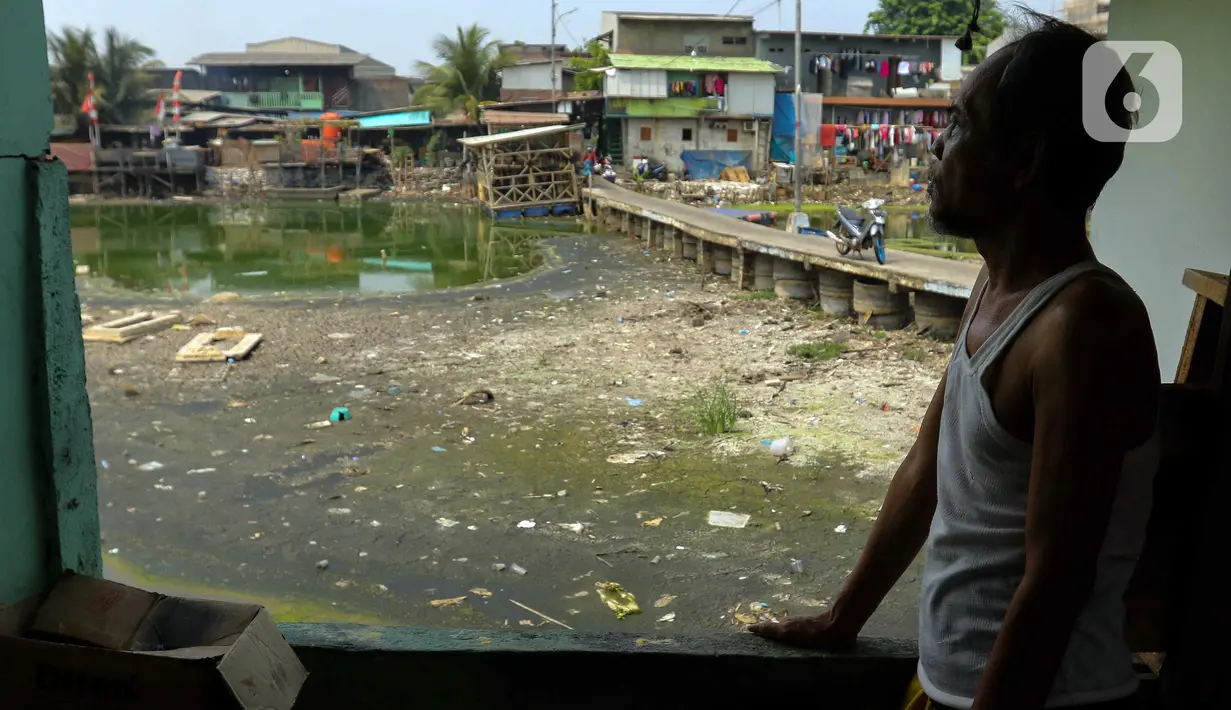 Warga pun terpaksa beradaptasi dengan mengubah tempat tinggalnya yang sebelumnya rumah tapak menjadi rumah panggung. (Liputan6.com/Herman Zakharia)