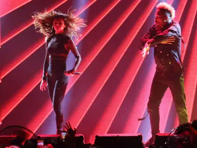 Penyanyi Selena Gomez tengah beraksi di hadapan ribuan Selenator dalam konser Revival Tour di Indonesia Convention Exhibition (ICE) BSD City, Tangerang, Sabtu (23/7). Selena melantukan 18 lagu dalam 90 menit durasi konser. (Liputan6.com/Herman Zakharia)