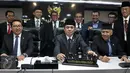 Ketua DPR Ade Komarudin (tengah) saat peresmian ruang sidang Mahkamah Kehormatan Dewan, Jakarta, Kamis (28/7). Ketua DPR berpendapat agar Penggunaan tempat sidang baru ini adalah dalam rangka untuk meningkatkan kinerja DPR RI. (Liputan6.com/Johan Tallo)