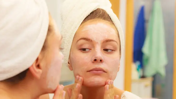 Awas, Jangan Biarkan 11 Benda Ini Menempel di Wajah Kamu!